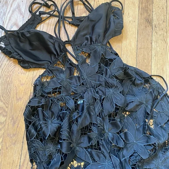 Meet me in Bali black lace romper - Picture 4 of 13